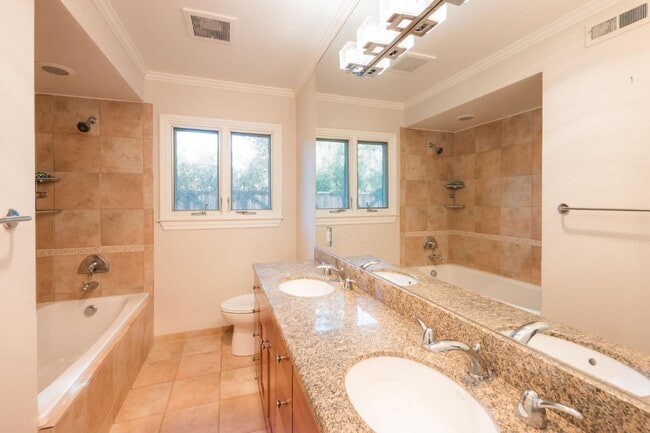 Building Photo - 30 Knightwood Ln