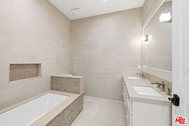 Building Photo - 12419 Erwin St