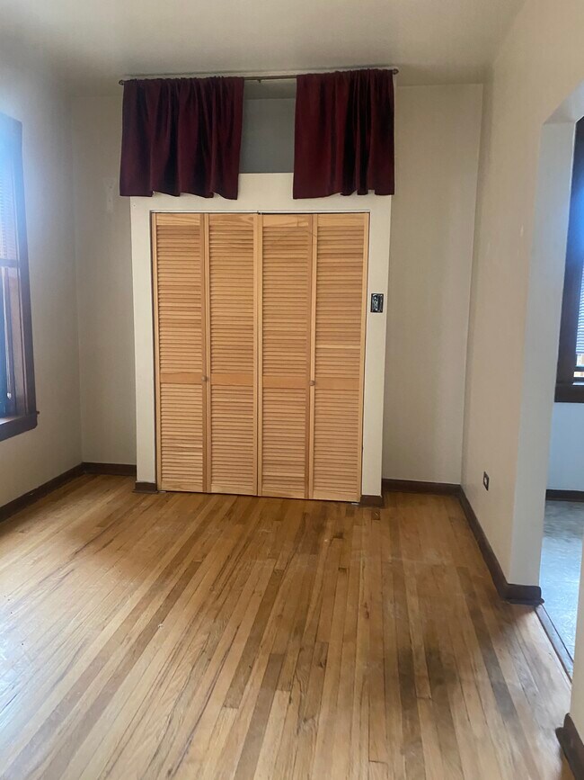 Dining room - 3840 N Wilton Ave