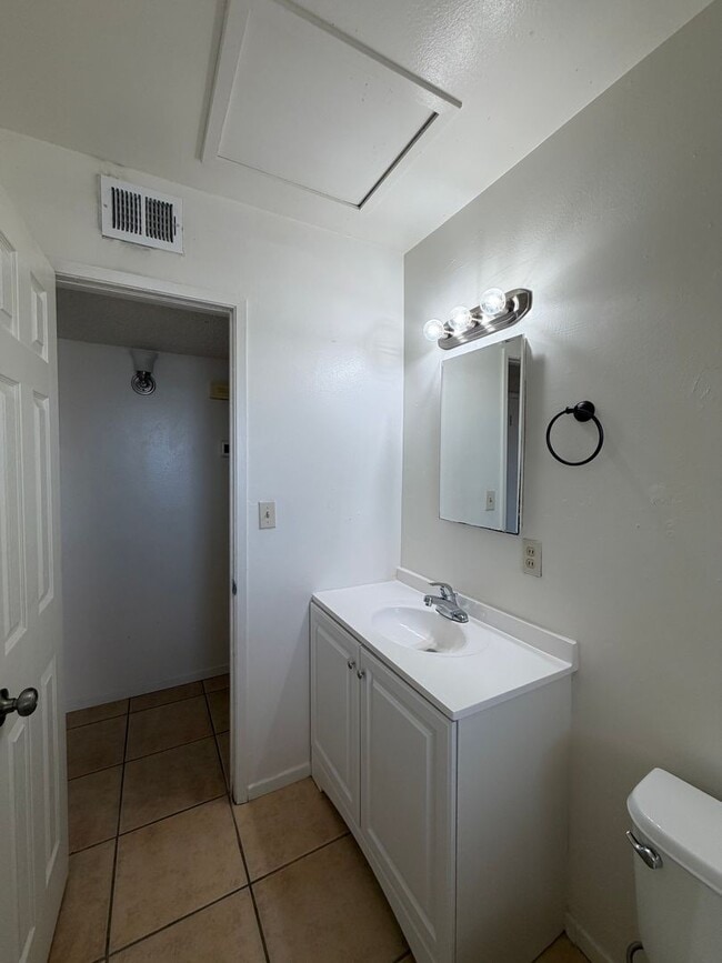 Building Photo - Spacious 3 Bedroom 2 Bathroom House For Rent