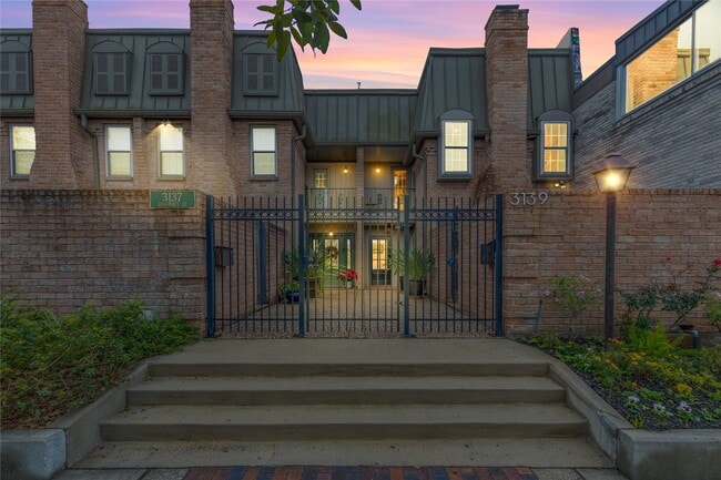 Building Photo - 3139 Bissonnet St