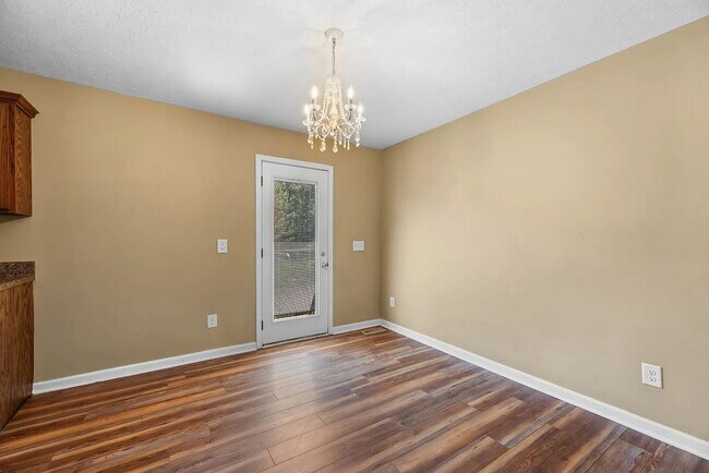 Building Photo - Move-In Ready Cottage on 1.36 Acres with L...