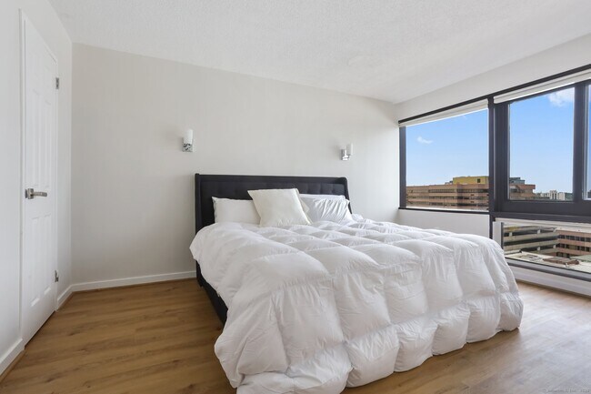 Building Photo - 127 Greyrock Pl