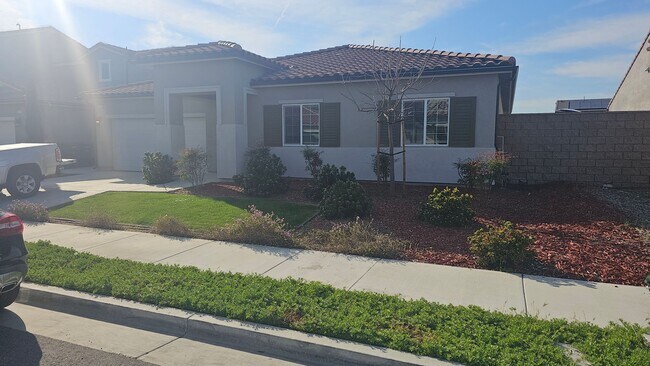 Building Photo - Modern 4 Bedroom Home in City in the Hills