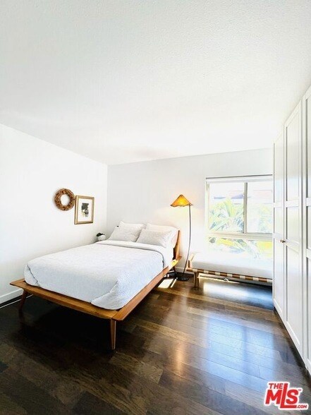 Building Photo - 141 S Clark Dr