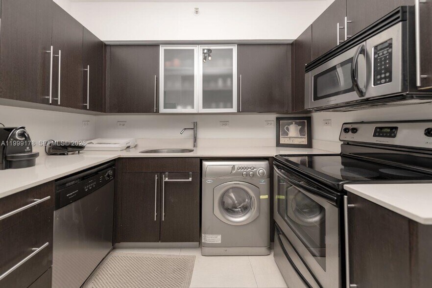 Building Photo - 1500 Bay Dr