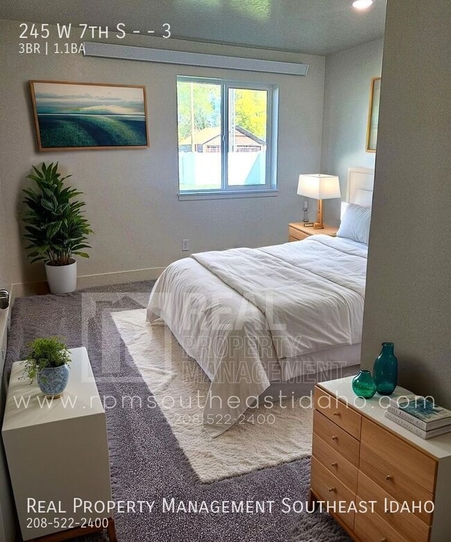 Building Photo - 245 W 7th S