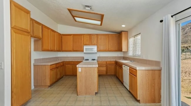 Building Photo - 3 BEDROOM APPLE VALLEY HOME