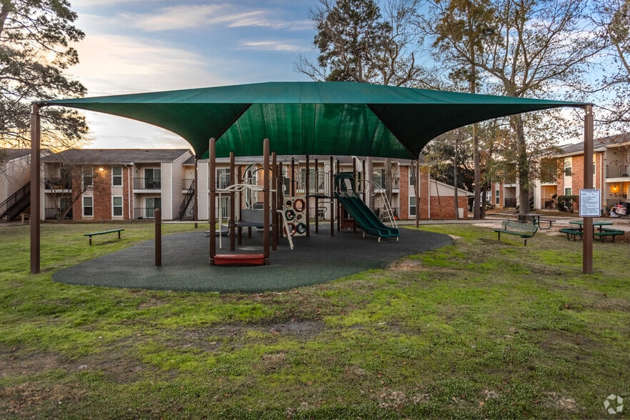 Playground - 800 Bellshire Apartments