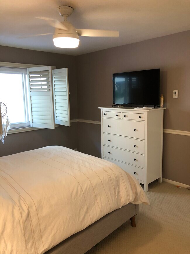 Building Photo - 2131 E 1st St