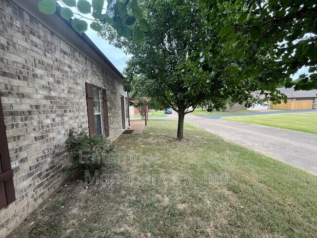 Building Photo - 6880 Lagrange Pines Rd