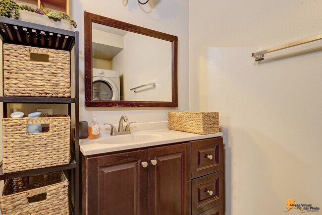 Building Photo - Fully Furnished 3BR Home | Utilities Included | Prime Downtown Location