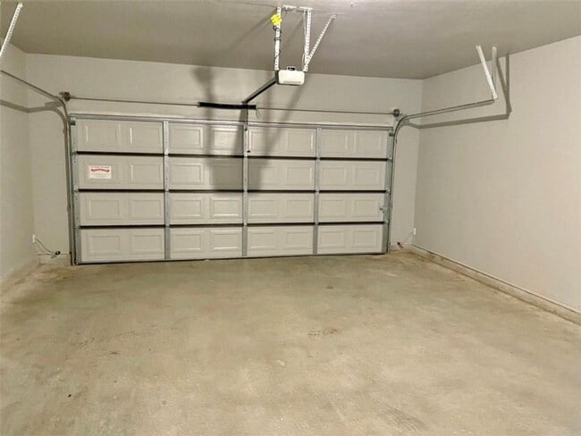 Building Photo - 3BR 2BA duplex with 2 car garage!!