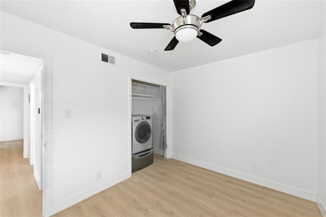 Building Photo - 1304 Summit St