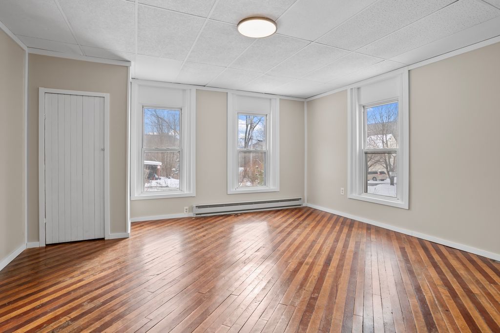 Lots of natural light - 8 Pine St