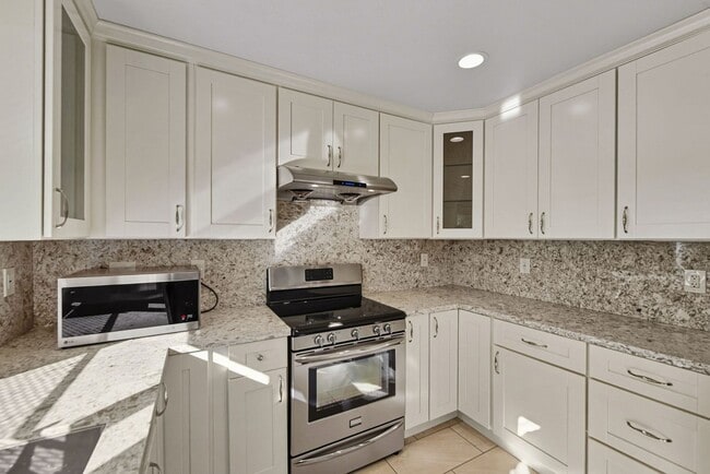 Building Photo - Updated Family Spacious Home w/ Fenced in ...