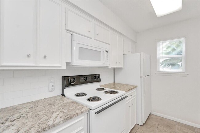 Building Photo - 2744 Briarhurst Dr