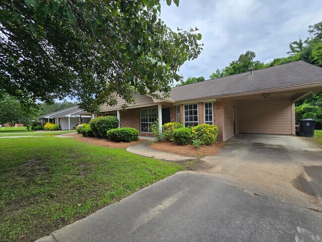 Building Photo - Stonecreek Drive #5 &amp; 7