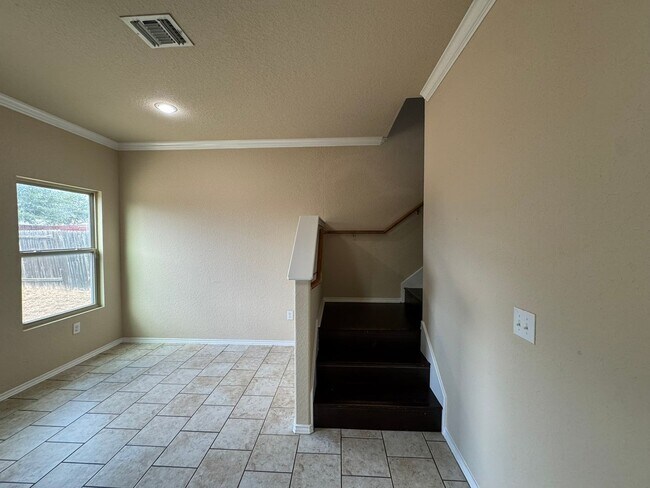 Building Photo - Spacious 3BR Home with Large Private Yard in Mission Del Lago