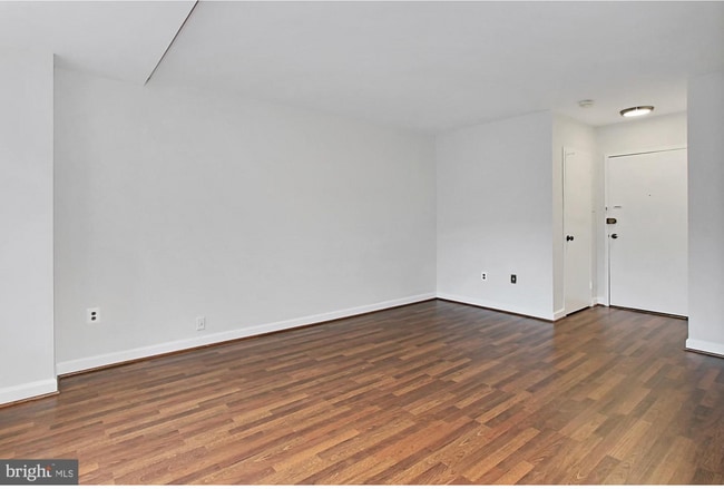 Building Photo - Charming & Spacious One Bedroom at River Place South