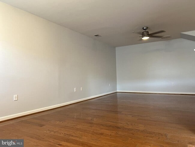 Building Photo - 4971 Clarendon Terrace