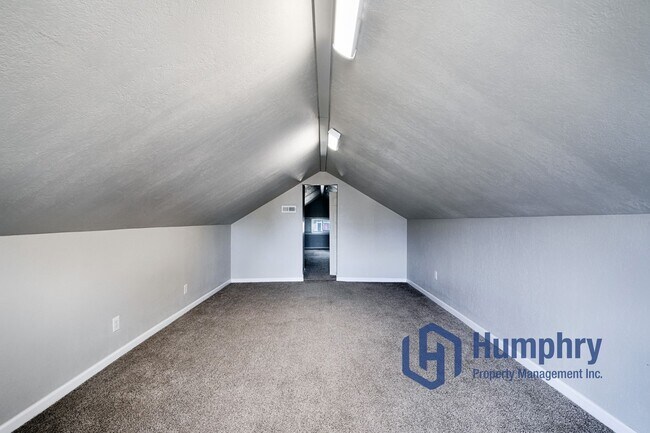 Building Photo - Charming home within walking distance to the greenbelt.