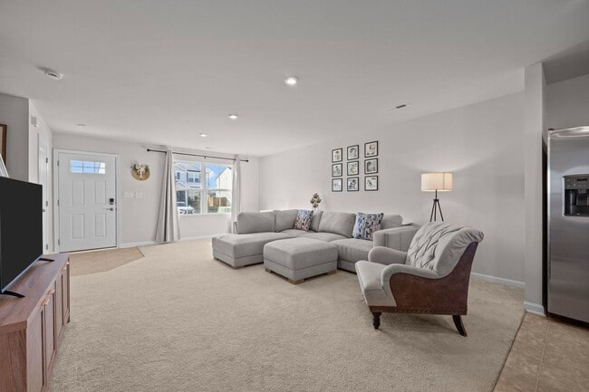 Building Photo - 160 Day Song Ct