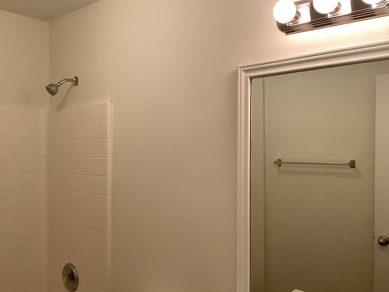 Building Photo - 13049 Skyline Dr