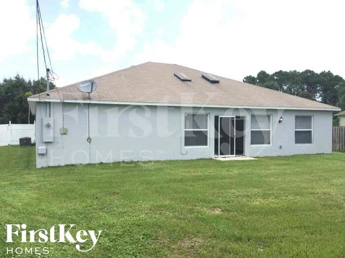 Building Photo - 422 SW Cherryhill Rd