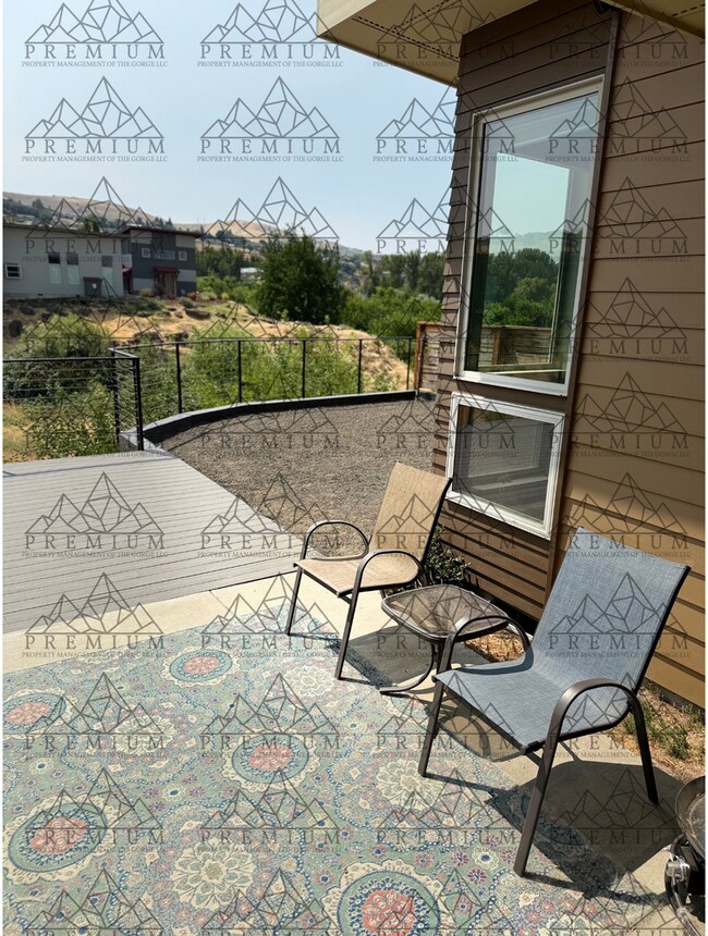 Building Photo - 3 BED 2 BATH FULLY FURNISHED HOME!!!