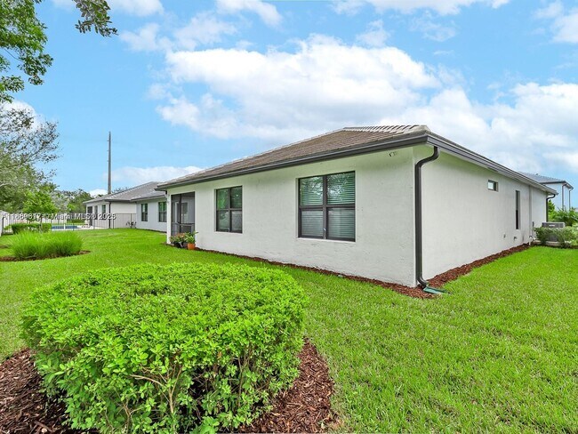 Building Photo - 3041 Hibiscus Ave