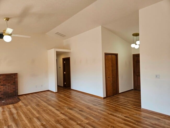 Building Photo - 3Bd/2Ba Single Story Home-For viewing!