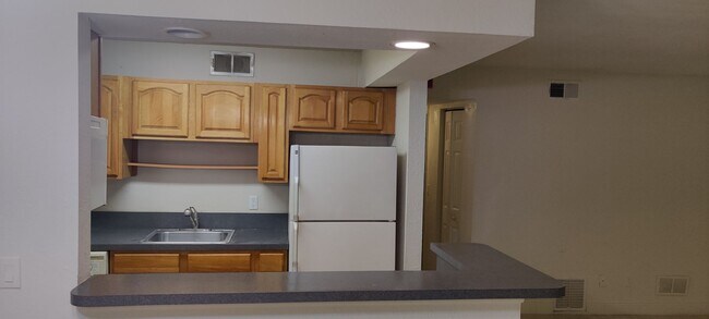 Building Photo - Ground floor 2 bedroom condo