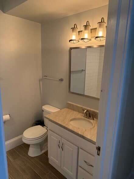 Building Photo - 404 W 1st Ave