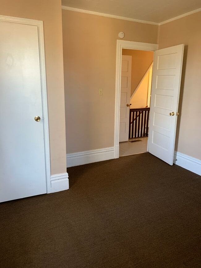 Building Photo - Large 3 Bedroom, 1.5 bath House