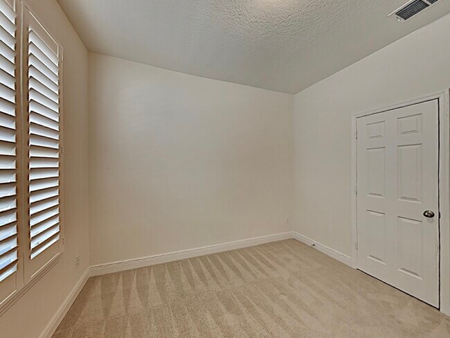 Building Photo - 8931 Lookout Pointe Dr