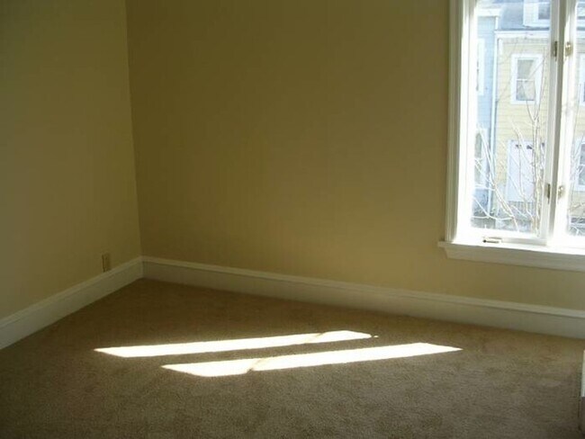 Building Photo - Fantastic 2+ Bedroom w/ 1 1/2 Bath Home! Recently Renovated! Hardwood Floors! Central Air! W/D Ho...