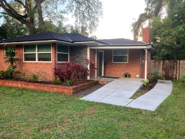 Building Photo - 3 Bed / 2 Bath in Charming Lakewood Neighb...