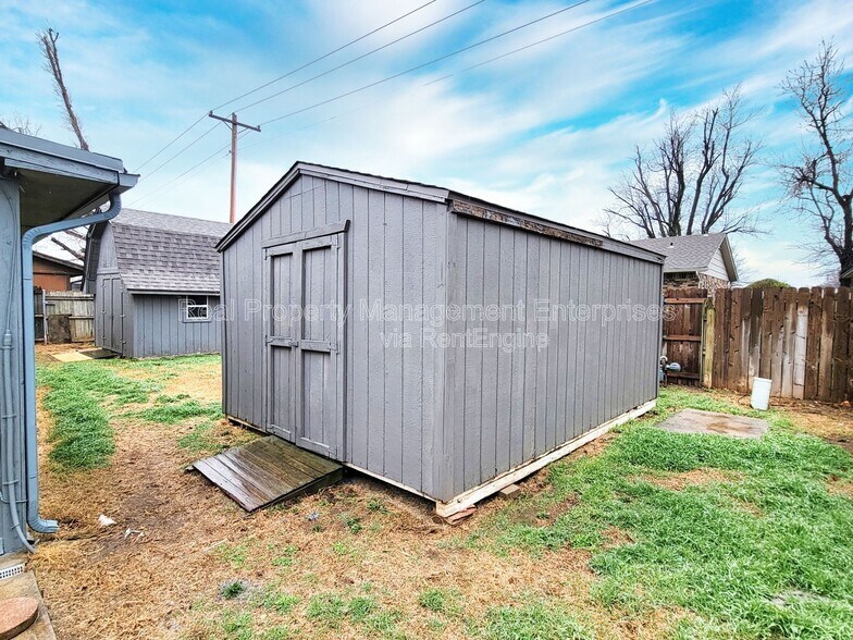 Building Photo - 740 Royal Ln