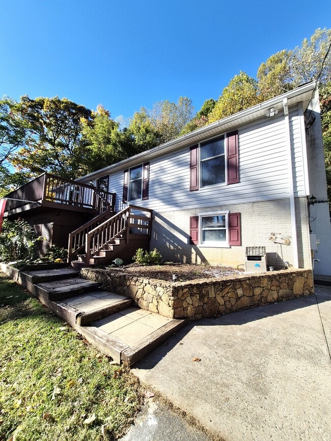 Building Photo - 976 Snow Mountain Rd