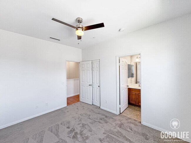 Building Photo - Beautiful 3B/3BA Townhome in Gated Communi...
