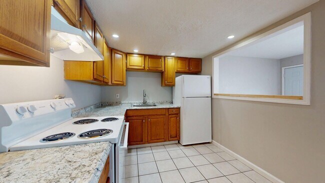Building Photo - Elyria - updated 2 bedroom/1 bath townhouse.