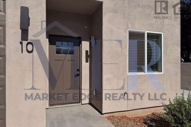 Building Photo - 3Bed/2.5Bath House in Sedona! Ready for Im...