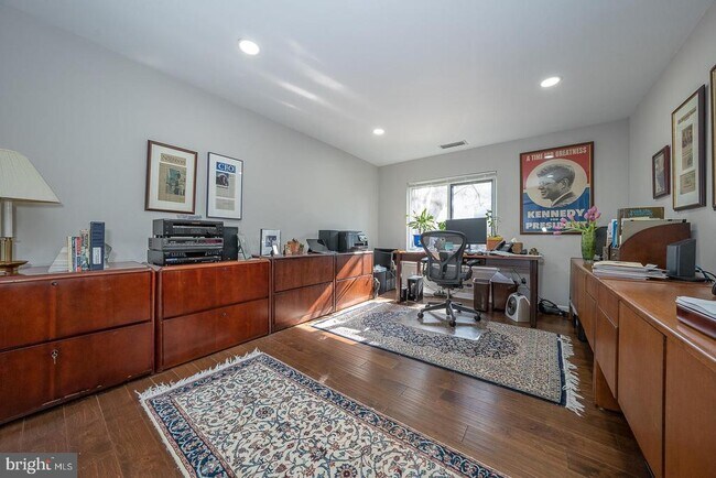 Building Photo - 1710 Oakwood Terrace