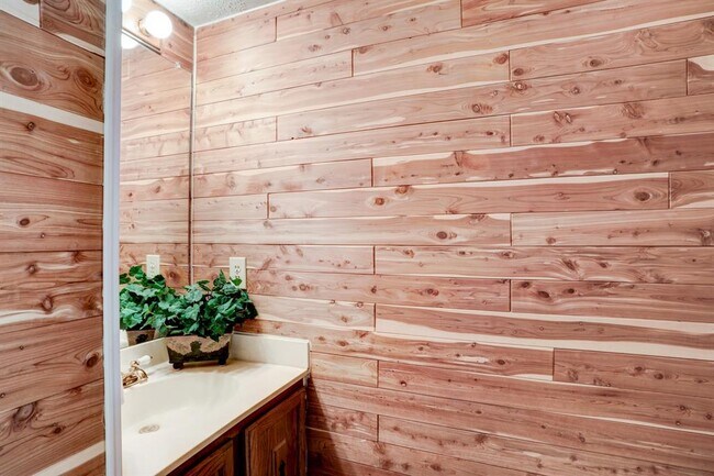 Building Photo - 15219 Silverman St