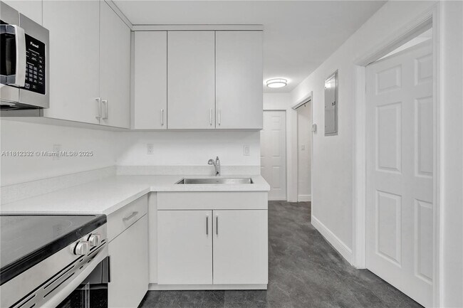 Building Photo - 5980 SW 40th Ave