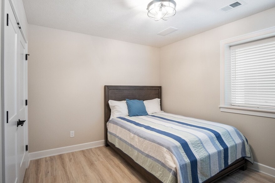 Building Photo - 6195 Hilltop Ct