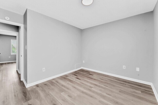 Building Photo - *NEWLY RENOVATED* 3 Bedroom Townhouse in D...