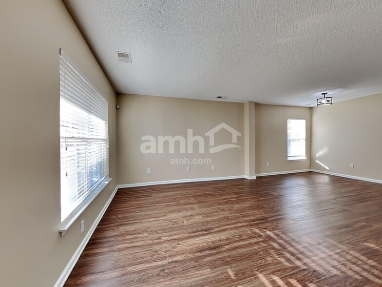 Building Photo - 235 Emerald Isle Dr