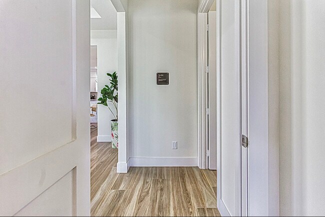 Building Photo - 436 Monroe Dr